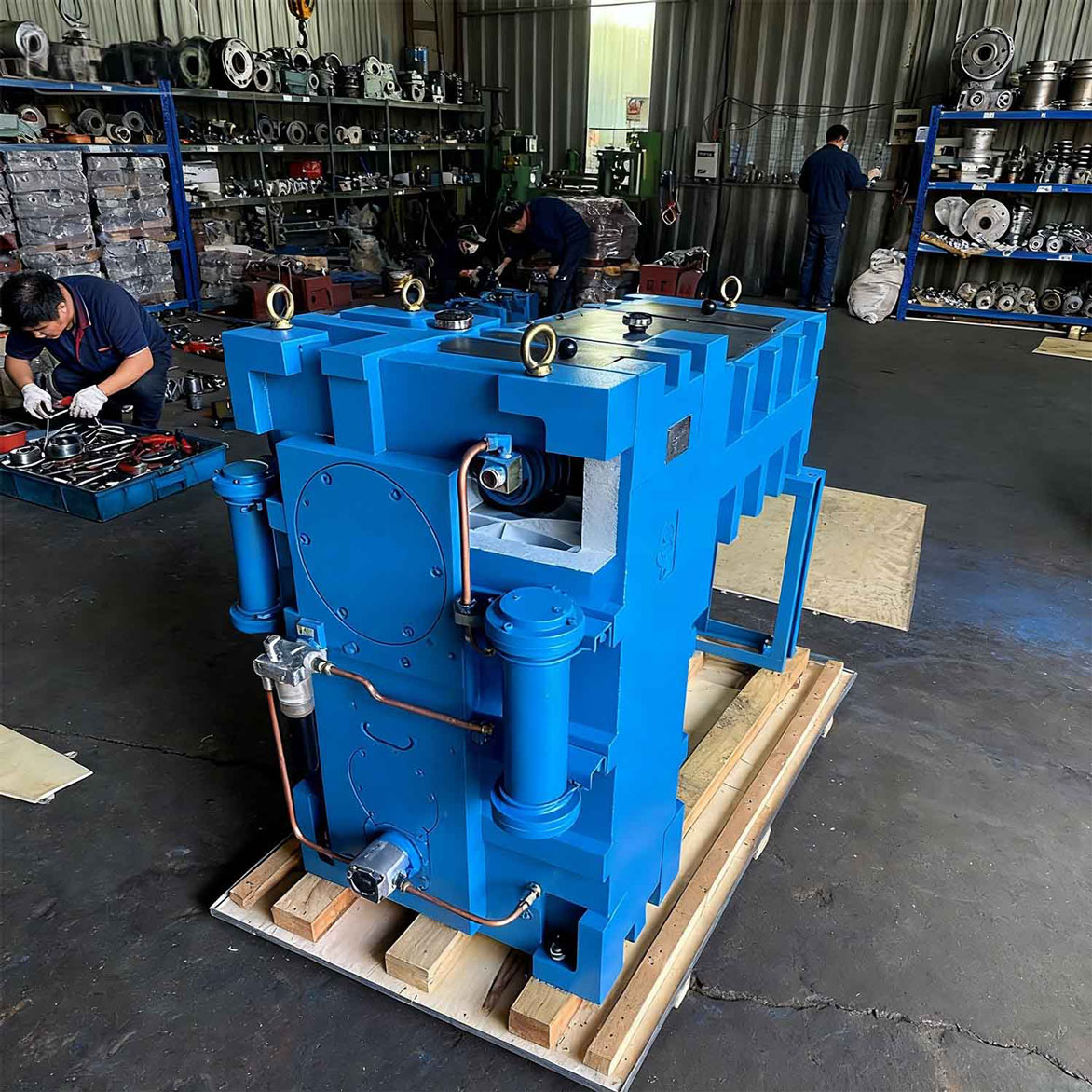 Редуктор SGT серии вертикальный соосный коническо-цилиндрический